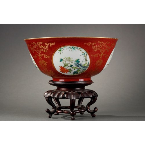 Bowl enamelled in copper red and gold with for medallions with flowers Famille rose
